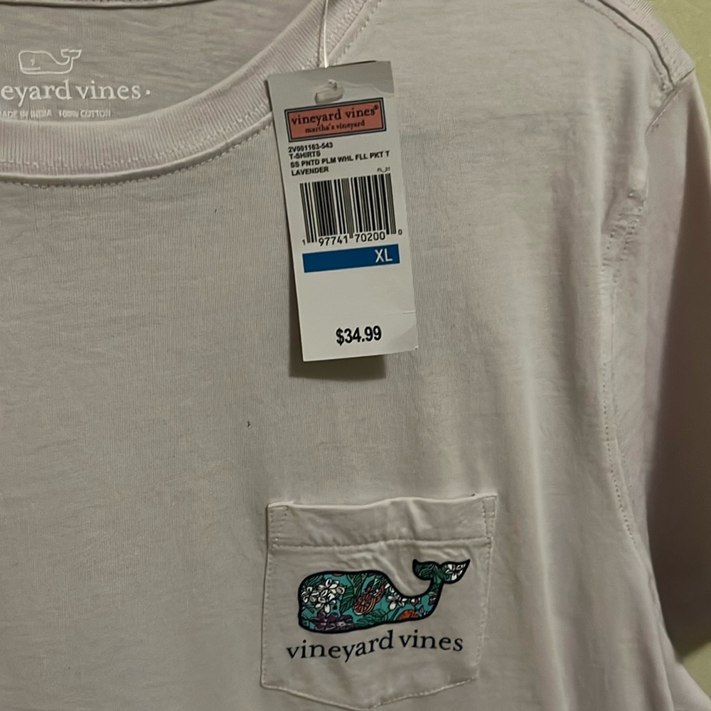 Vineyard vine t shirt XL but it runs a little smaller cause I wear XL it snug